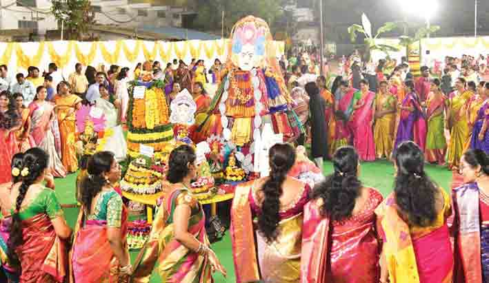 ఘనంగా ఎంగిలి పూల బతుకమ్మ