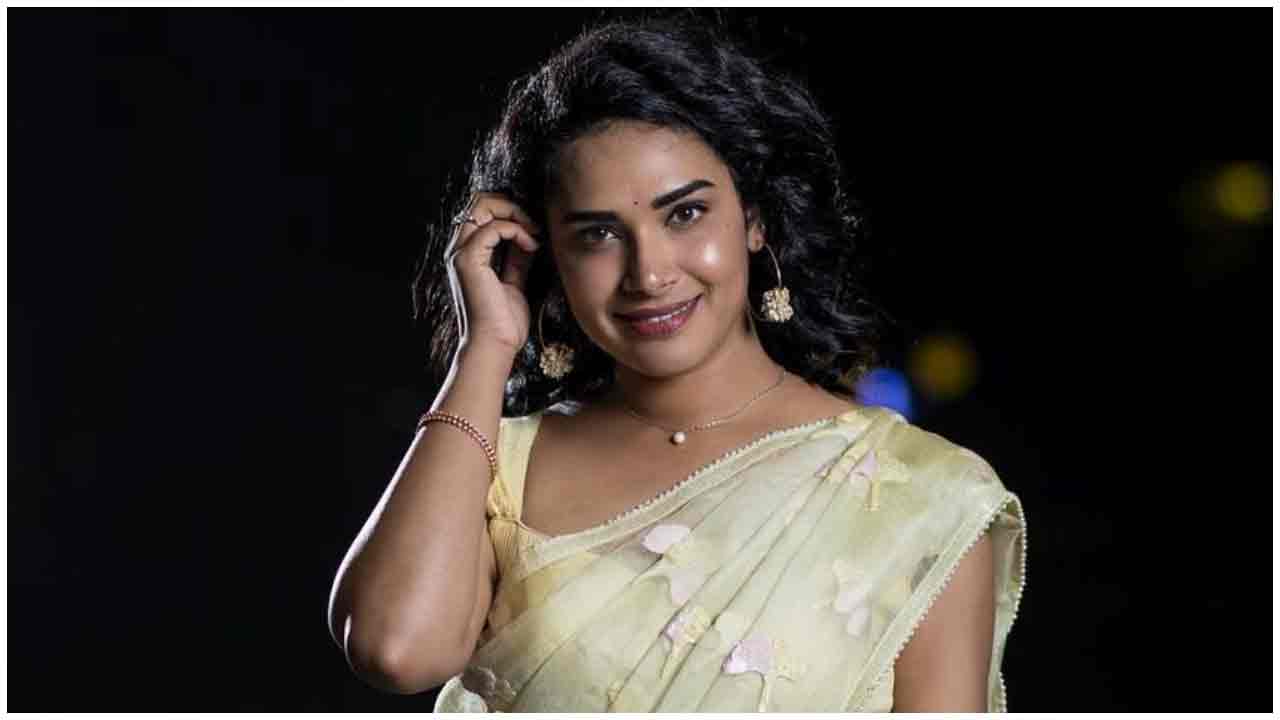 Hari Teja | చీరకట్టులో చింపేసిన హరితేజ..