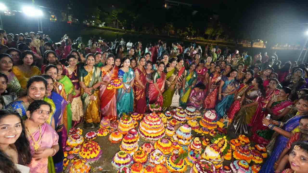 Bathukamma | సింగపూర్ తెలంగాణ కల్చరల్ సొసైటీలో అంబరాన్నంటిన బతుకమ్మ సంబరం.