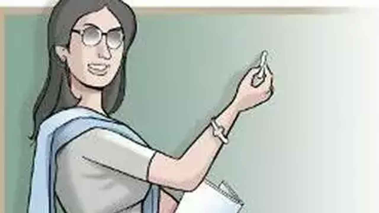 డీఎస్సీ-23పై హైకోర్టు మధ్యంతర ఆదేశాలు