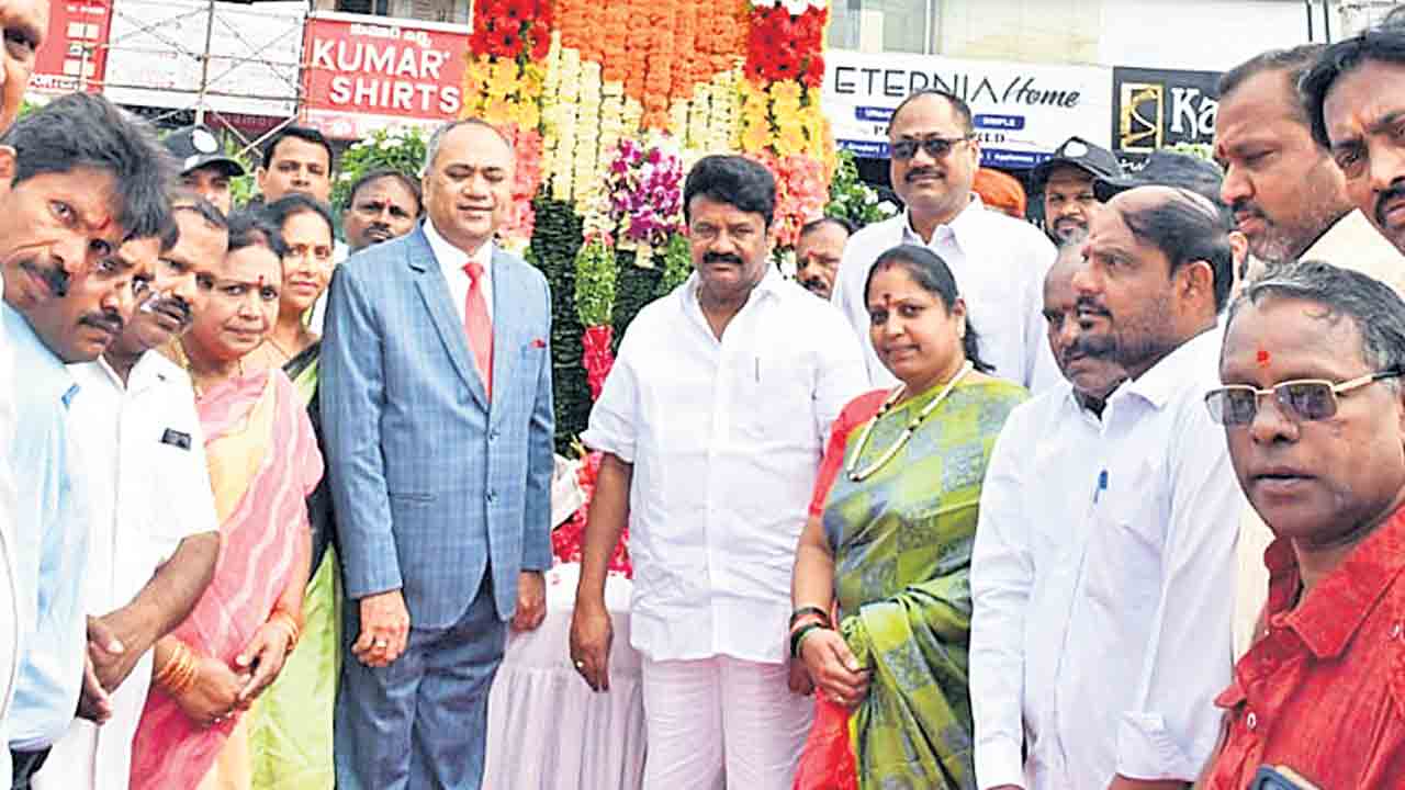 బాపూజీ బాటలో నడుద్దాం..