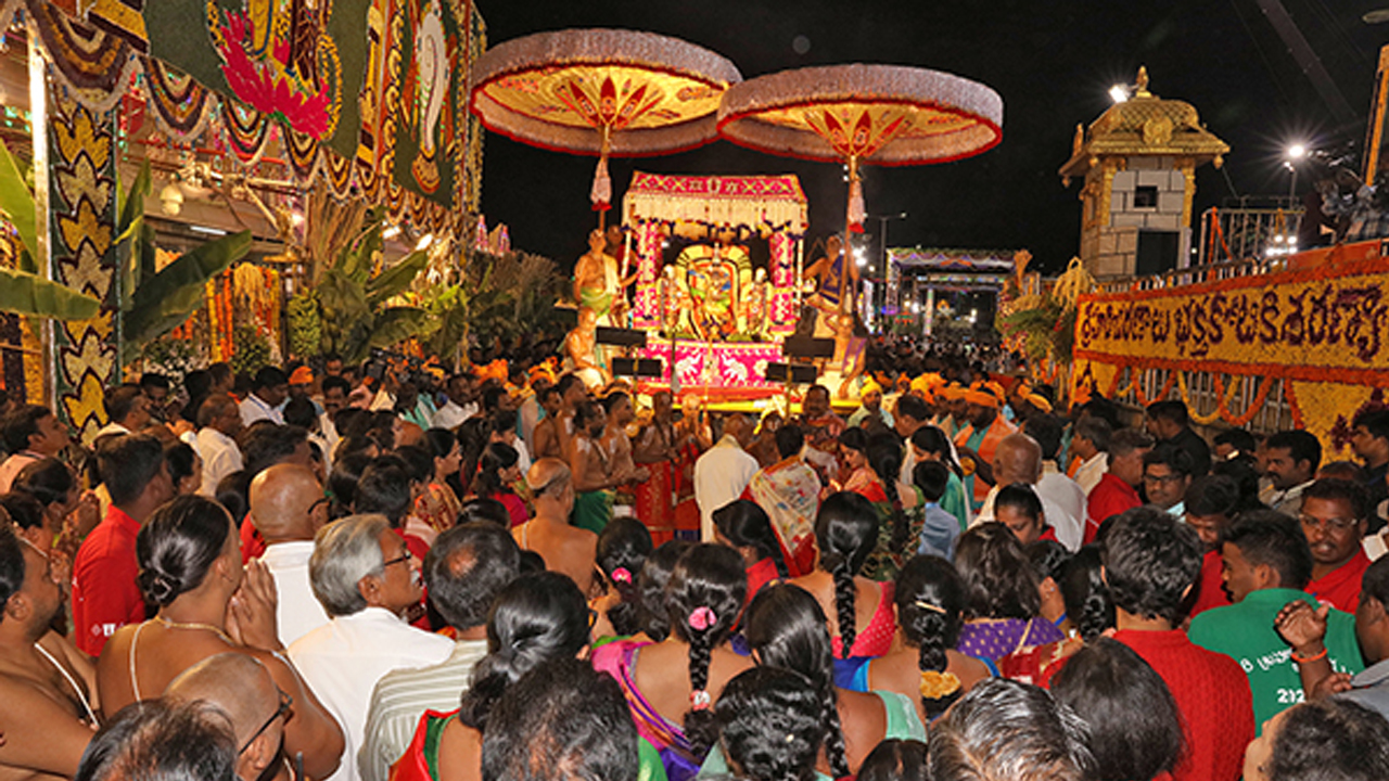 Tirumala Brahmotsavam | నేత్రపర్వంగా శ్రీవారి నవరాత్రి బ్రహ్మోత్సవాలు.. ముత్యపు పందిరిపై శ్రీవారి విహారం