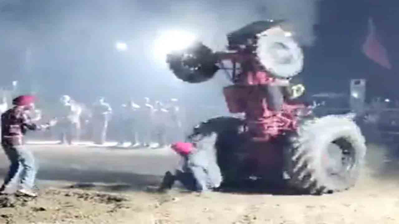 Watch: బెడిసి కొట్టిన ట్రాక్టర్‌ స్టంట్‌.. టైర్‌ కింద పడి వ్యక్తి మృతి