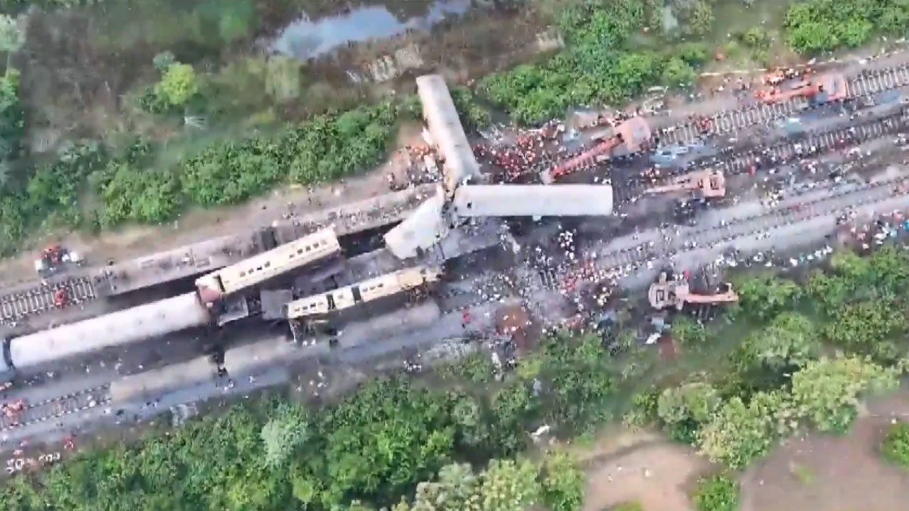 Vizianagaram Train Accident | కంటకాపల్లి రైలు ప్రమాదంలో ఇద్దరు లోకోపైలట్లు, గార్డు మృతి