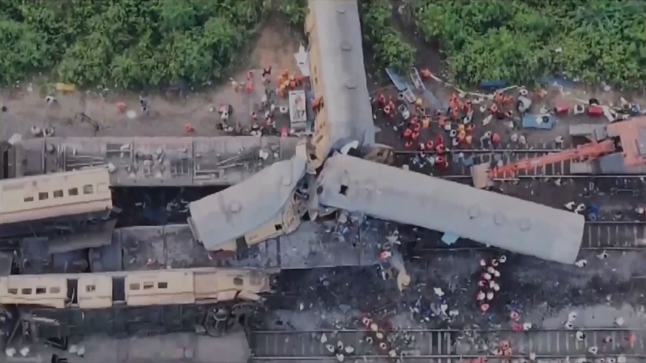 Vizianagaram Train Accident | కంటకాపల్లి రైలు ప్రమాదస్థలిలో ముమ్మరంగా సహాయక చర్యలు.. 14కు చేరిన మృతుల సంఖ్య