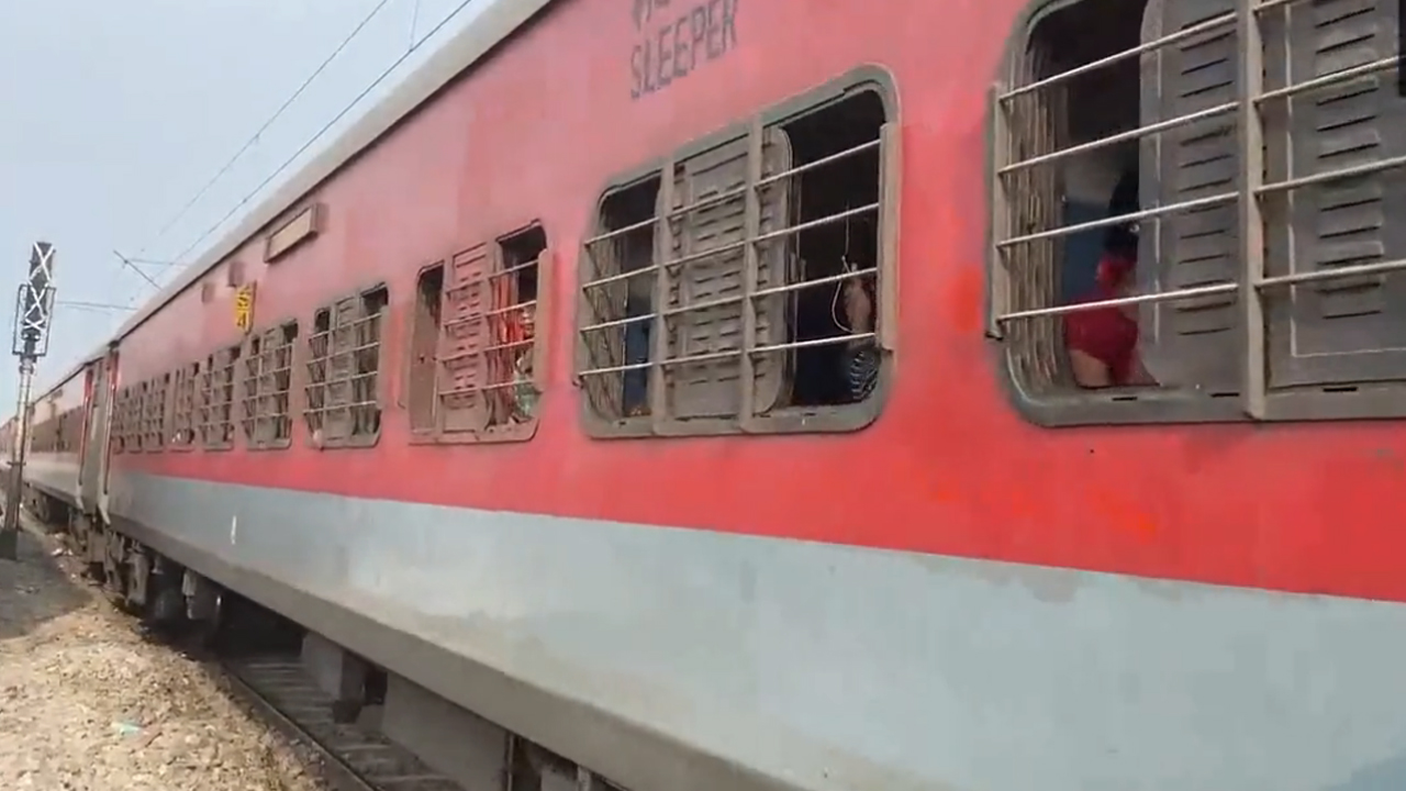 Drunk Soldier Urinates In Train | మద్యం మత్తులో రైలు బెర్త్‌పై జవాన్‌ మూత్ర విసర్జన.. కింది బెర్త్‌లోని మహిళపై పడటంతో ఫిర్యాదు