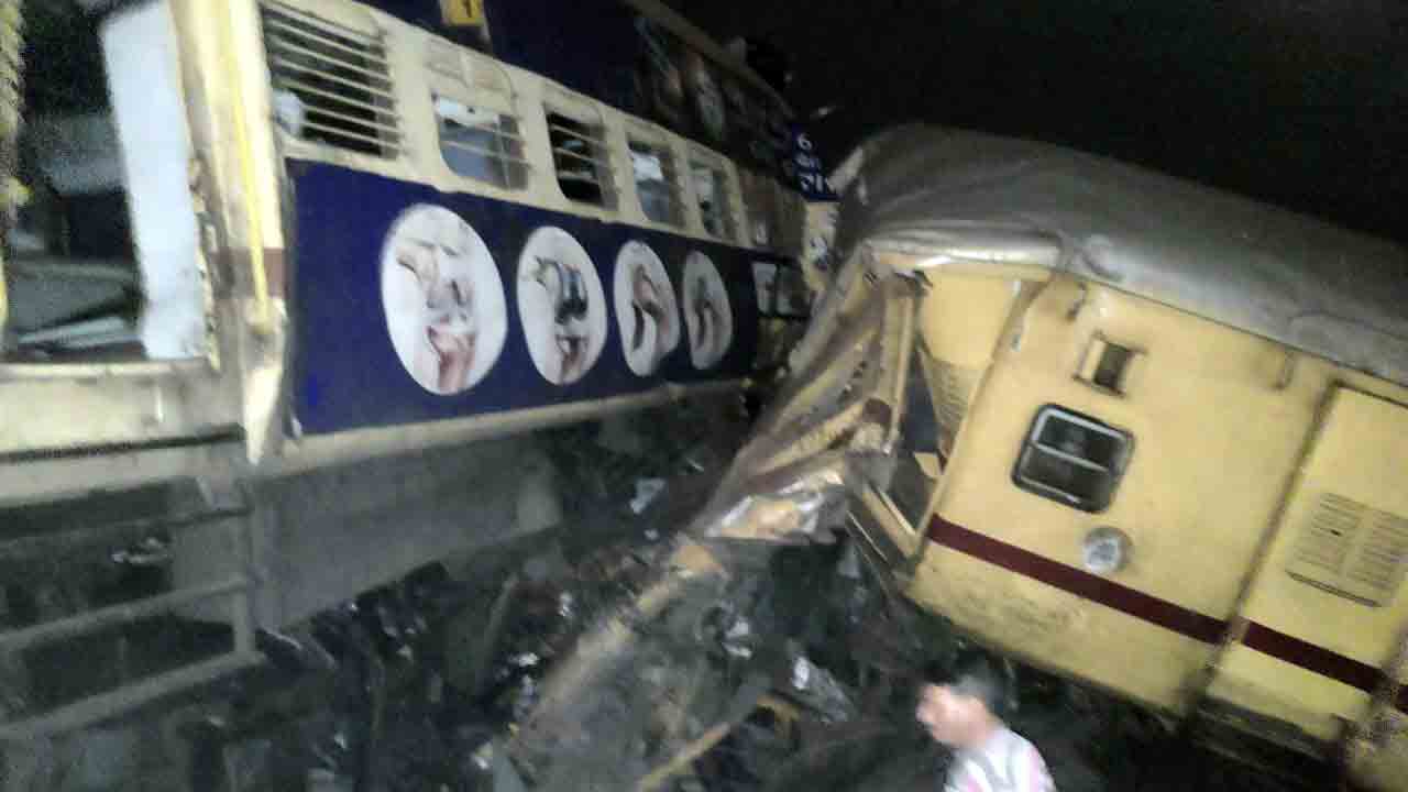 ఏపీలో ఘోర రైలు ప్రమాదం