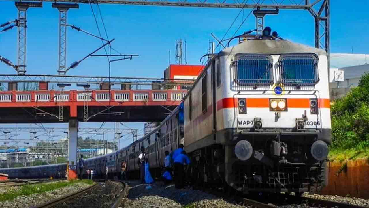 Train Reverse | స్టేషన్‌లో ఆగని రైలు.. ప్రయాణికుల గందరగోళంతో వెనక్కి నడిచిన వైనం