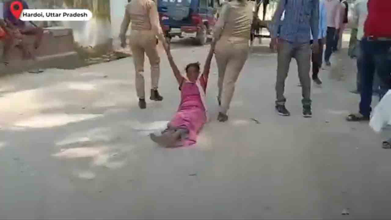 Viral video | యూపీలో దారుణం.. ఎస్పీ ఆఫీస్‌ బయటే వికలాంగ మహిళను ఈడ్చి పారేసిన పోలీసులు..!