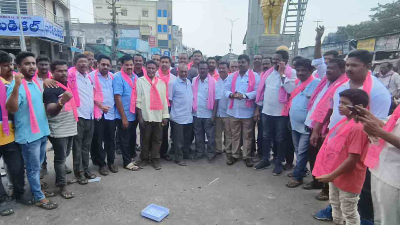 మేనిఫెస్టో విడుదల పట్ల బీఆర్‌ఎస్‌ శ్రేణుల సంబురాలు