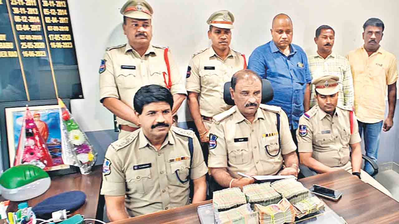 కరీంనగర్‌ జిల్లాలో 46 లక్షలు పట్టివేత