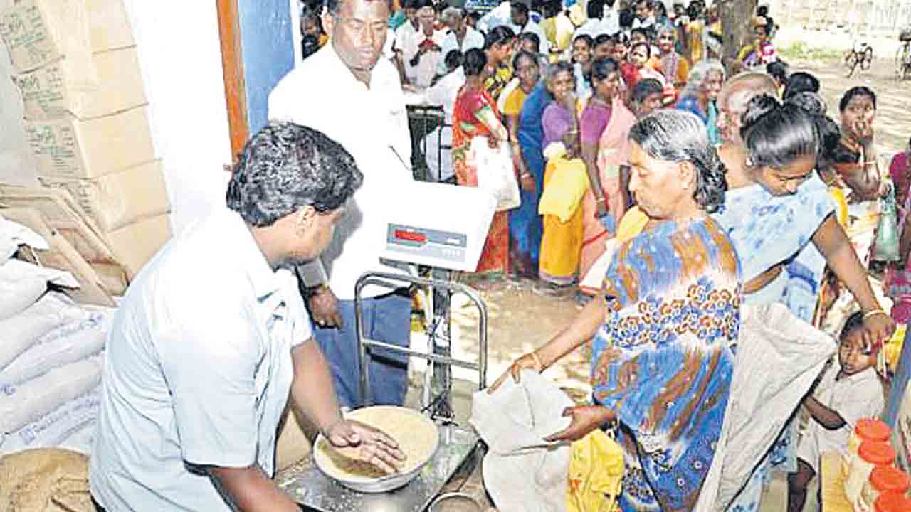 రేషన్‌ దుకాణాల ద్వారా సన్న బియ్యం పంపిణీకి నిర్ణయం