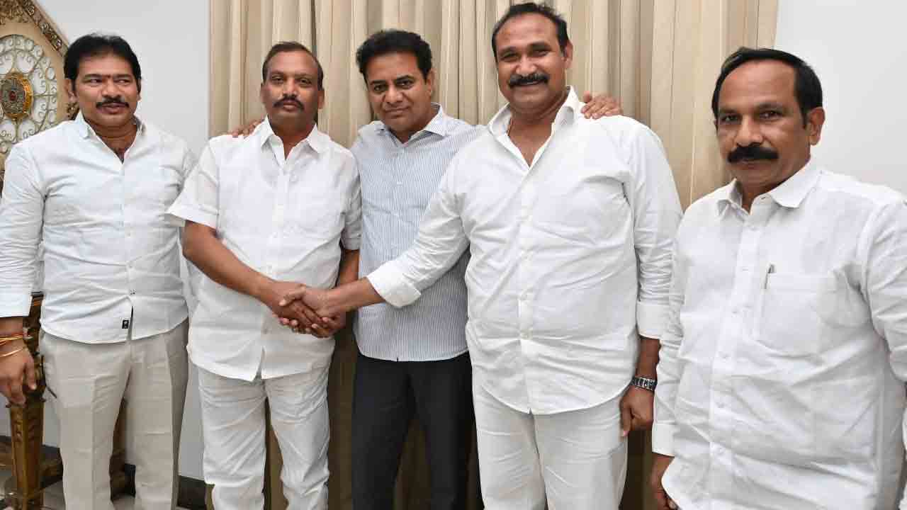 కోదాడలో గులాబీ గుబాళింపు