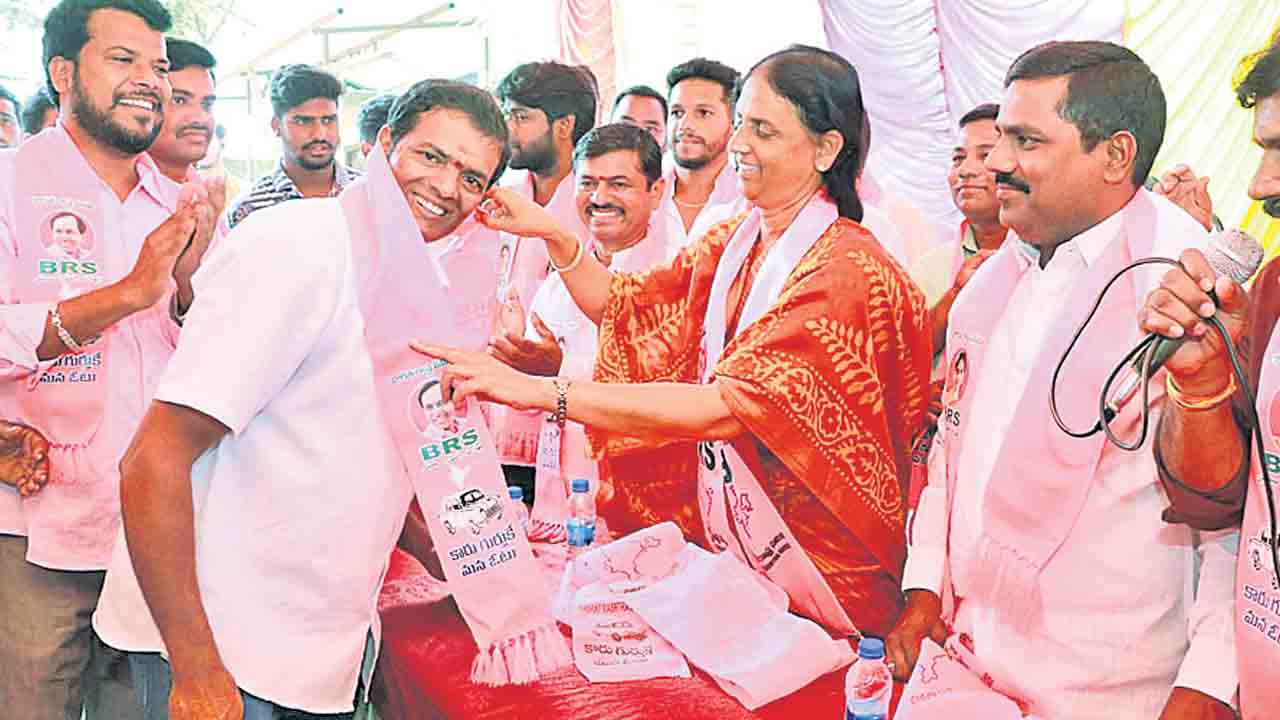 బీజేపీ కాంగ్రెస్‌లను వదిలి..గులాబీ గూటికి..