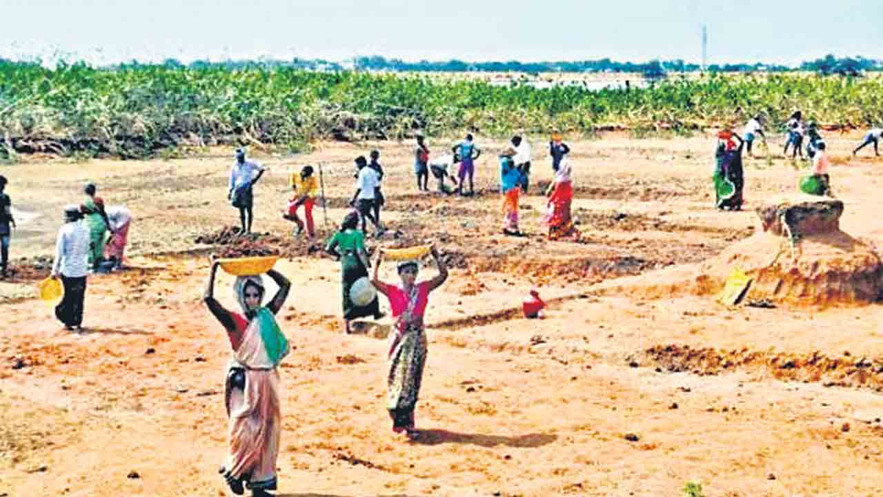 NREGA | ఉపాధి హామీ పథకానికి పాతరేస్తున్న మోదీ సర్కారు.. డిజిటలైజేషన్‌ పేరుతో డిమాండ్‌ను నీరుగార్చే యత్నం