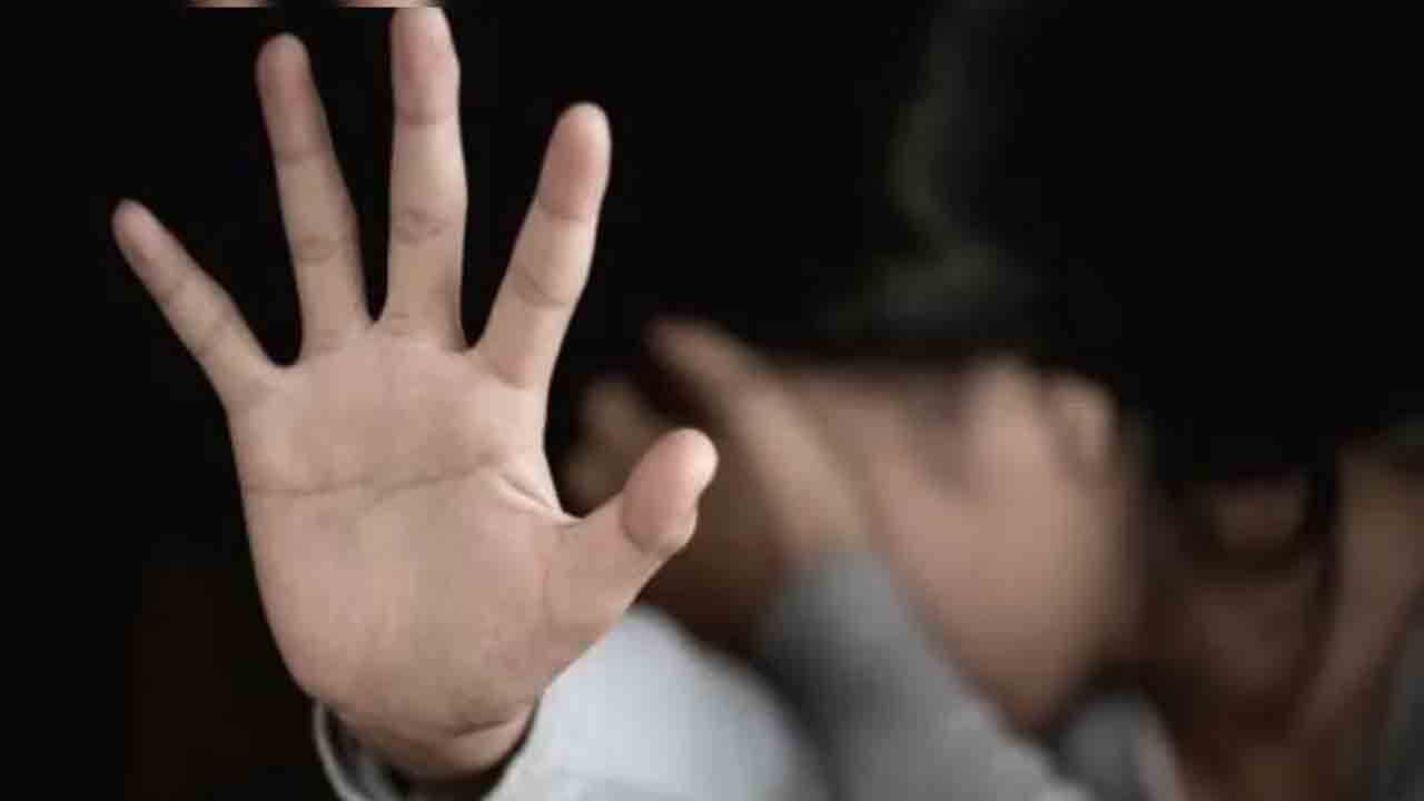 Uttar Pradesh | యూపీలో మరో ఘోరం.. బాలికపై లైంగిక వేధింపులు, ప్రతిఘటించడంతో రైలు కిందకు తోసేసిన దుండగులు