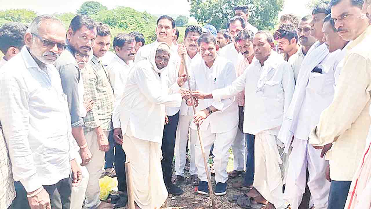 బీటీ రోడ్డు నిర్మాణానికి భూమి పూజ