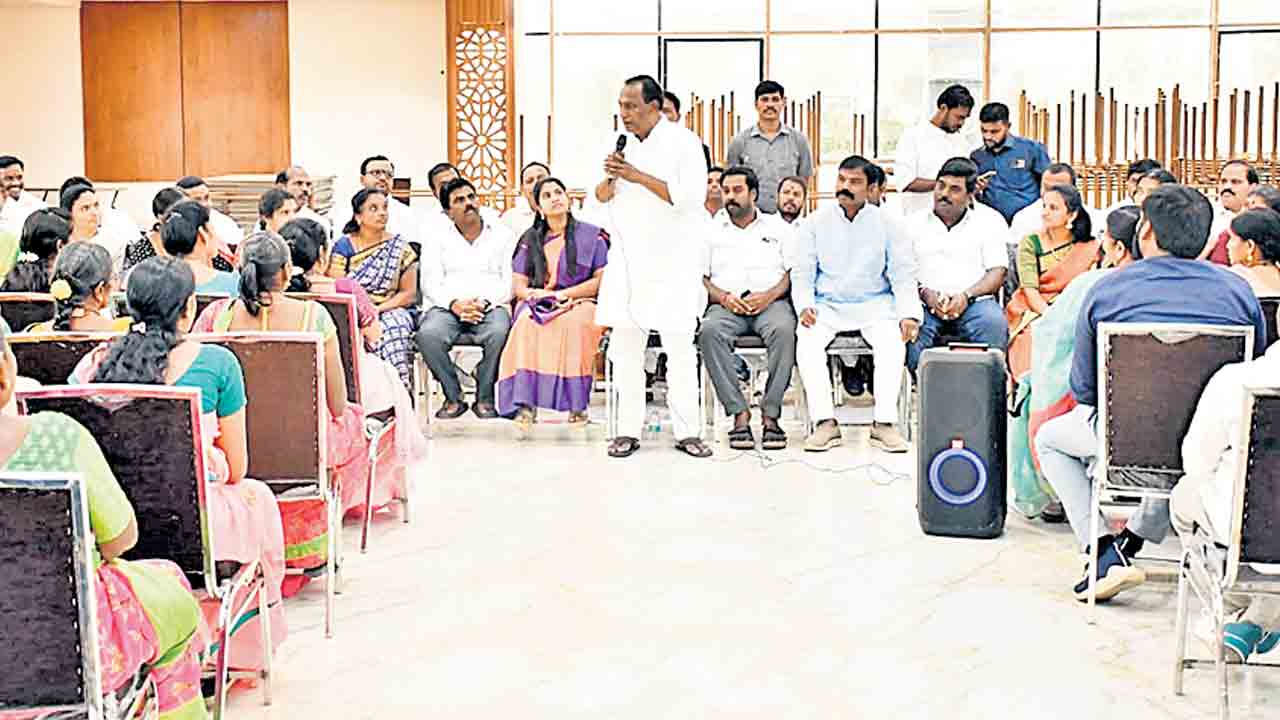 గడపగడపకు మ్యానిఫెస్టోను తీసుకెళ్లాలి