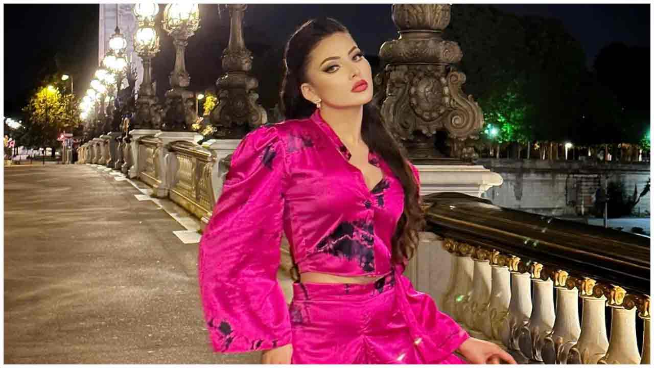 Urvashi Rautela | మినీ డ్రెస్‌లో కైపెక్కిస్తున్న ఊర్వశి రౌటెలా..