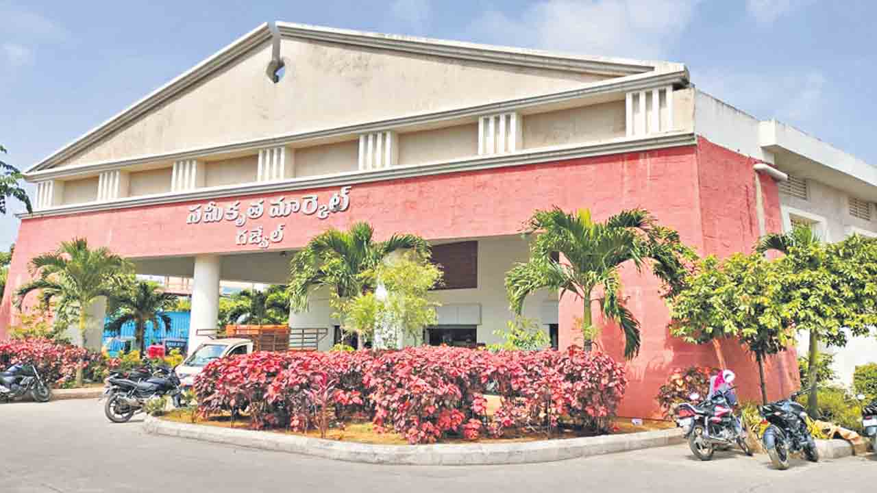 నాడు ఇబ్బందులు నేడు సౌలత్‌లు.. గజ్వేల్‌లో సమీకృత వెజ్‌, నాన్‌వెజ్‌ మార్కెట్‌