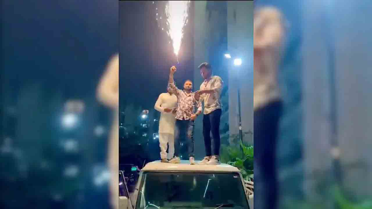 Viral Video | గాల్లోకి నోట్లు వెదజల్లుతూ.. బాణసంచా కాలుస్తూ రచ్చ.. ముగ్గురు అరెస్ట్‌