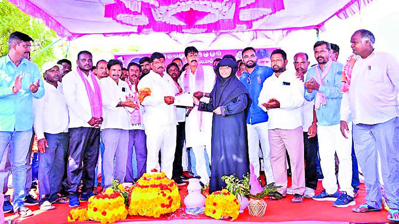 పట్టాలే కాదూ..ఇండ్లు కట్టించే జిమ్మేదారి నాదే..