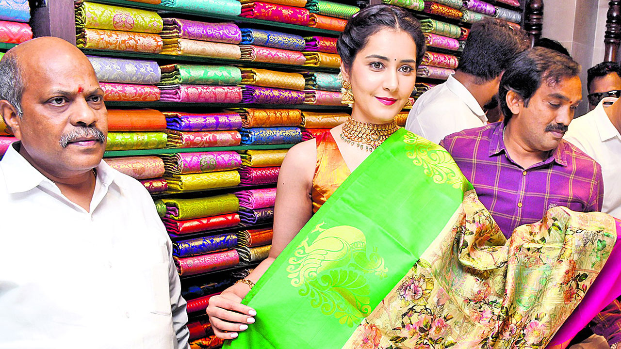 సీఎంఆర్‌ షాపింగ్‌ మాల్‌ గ్రాండ్‌గా ఓపెనింగ్‌..