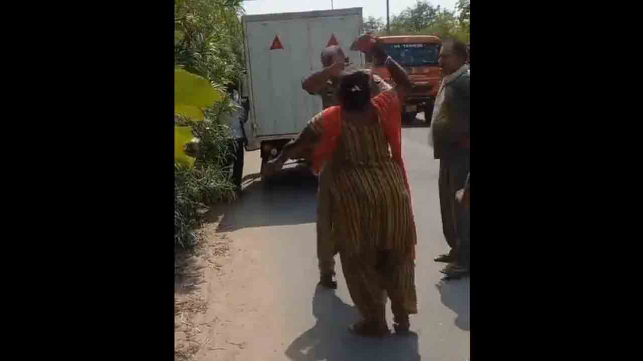 Watch: ట్రాఫిక్‌ పోలీస్‌ను చెప్పుతో కొట్టిన మహిళా డ్రైవర్‌.. వీడియో వైరల్‌