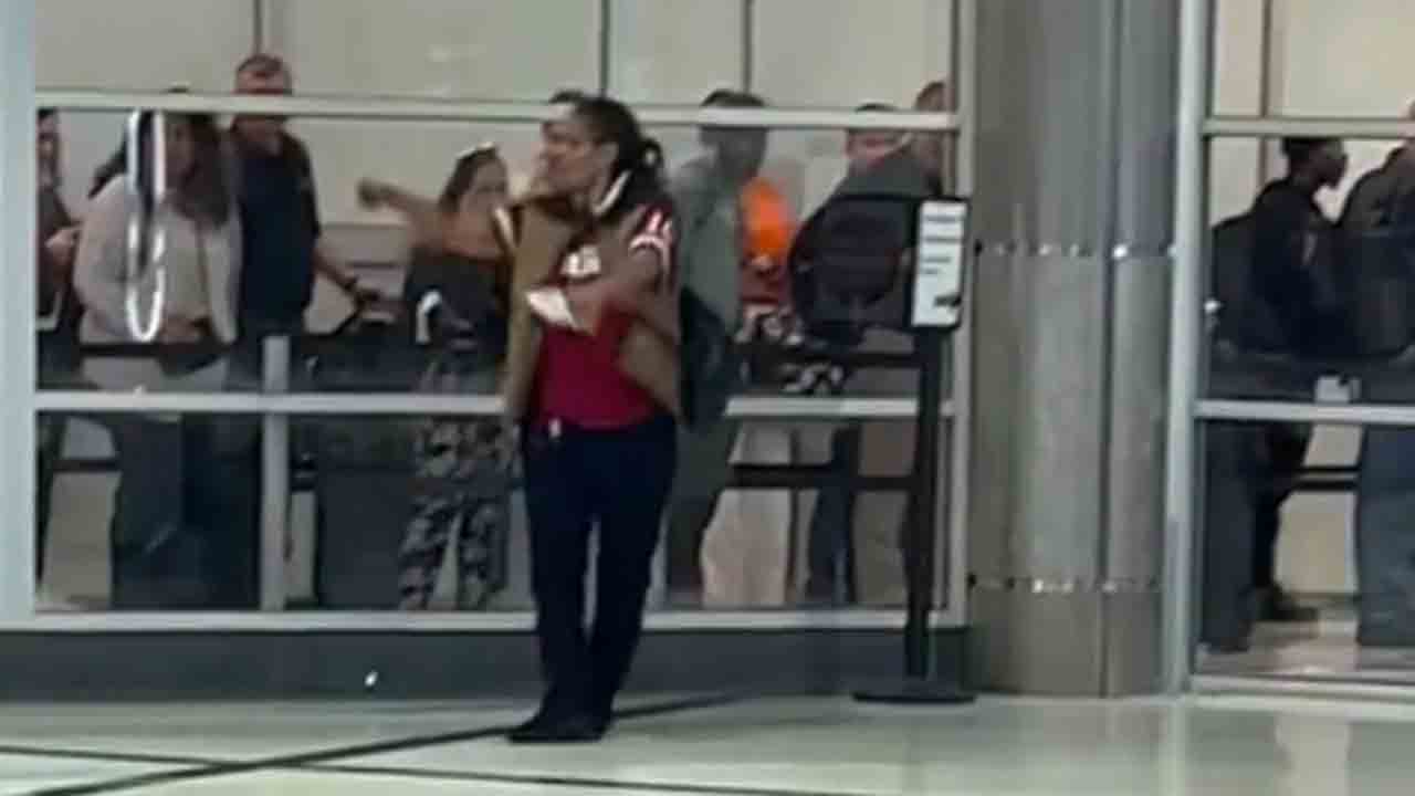 Watch: ఎయిర్‌పోర్ట్‌లో మహిళ హల్‌చల్‌.. పోలీస్‌తో సహా ముగ్గురిపై కత్తితో దాడి