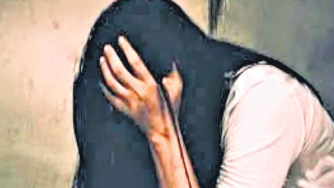 ఓ మహిళపై.. ఇద్దరు మహిళల అఘాయిత్యం