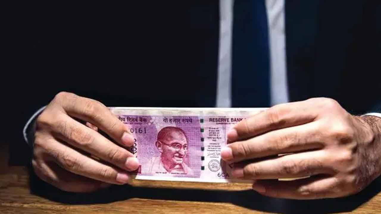 అనుమతుల పేరిట 5 లక్షలు డిమాండ్‌