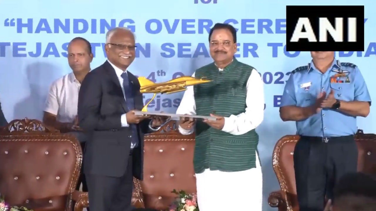 Light Combat Aircraft: ఎల్‌సీఏ యుద్ధ విమానాన్ని ఐఏఎఫ్‌కు అంద‌జేసిన హెచ్ఏఎల్‌