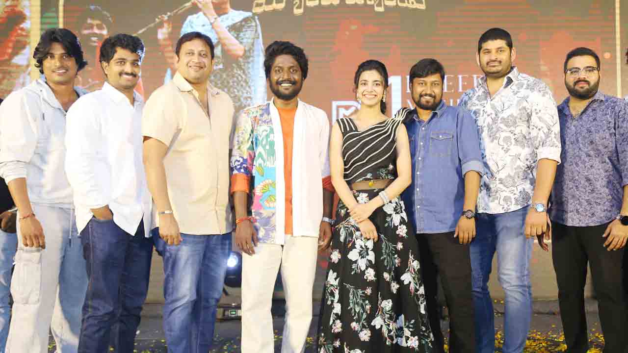 బ్యాండ్‌ బాగా మోగుతుంది..