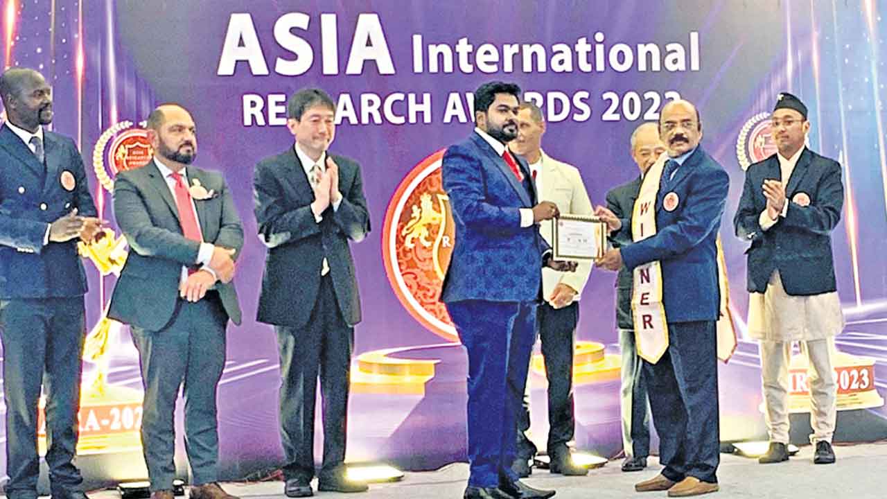 లోకేశ్వర్‌రావుకు ఏషియా బెస్ట్‌ రీసెర్చర్‌ అవార్డు