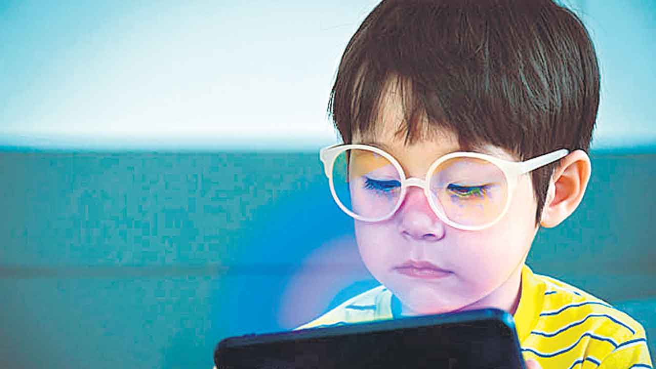 Mobile Phone addiction | మీ పిల్లలు ఫోన్‌ ఎక్కువ చూస్తున్నారా.. అయితే మీకో బ్యాడ్‌ న్యూస్‌