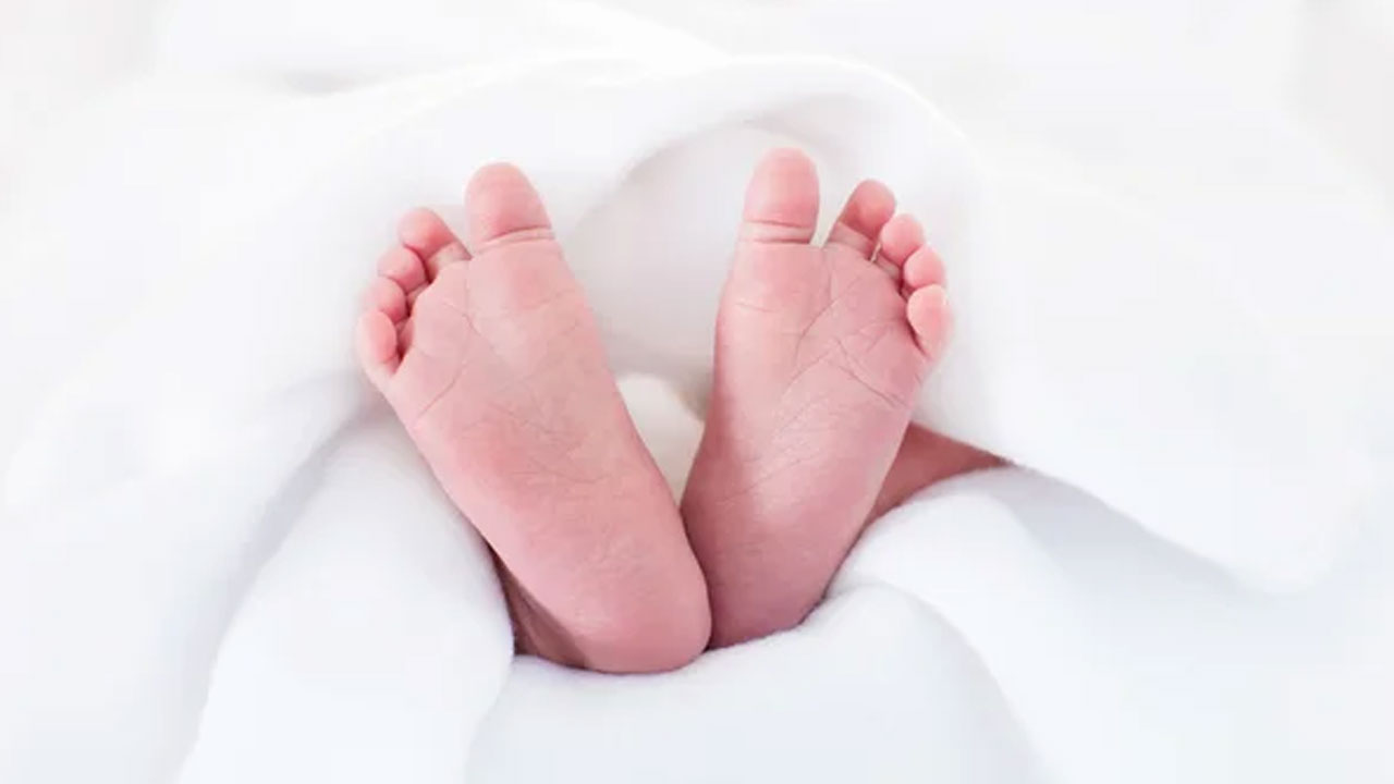 Man Kills Twin Daughters | పుట్టిన రెండు రోజులకే.. కవల కూతుళ్లను చంపిన తండ్రి