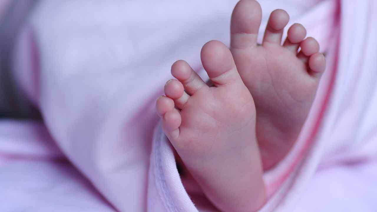 శిశువును వదులుకున్న పేగుబంధం