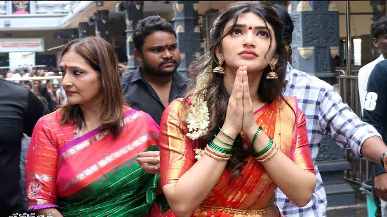 Bhagavanth kesari | విజయవాడ కనకదుర్గమ్మను దర్శించుకున్న ‘భగవంత్ కేసరి’ టీం
