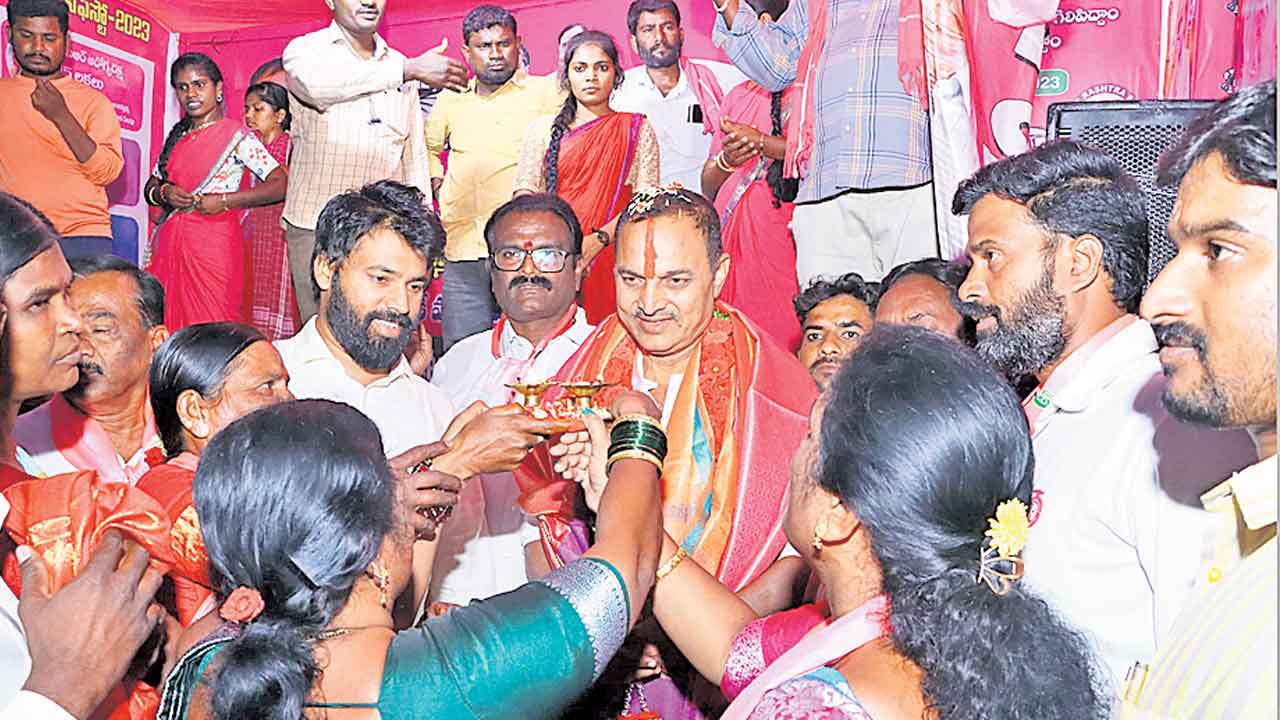 నుదుట తిలకం దిద్ది.. ఆశీర్వదించి