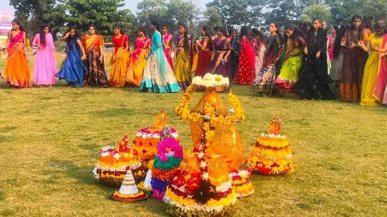 ఘనంగా బతుకమ్మ సంబురాలు