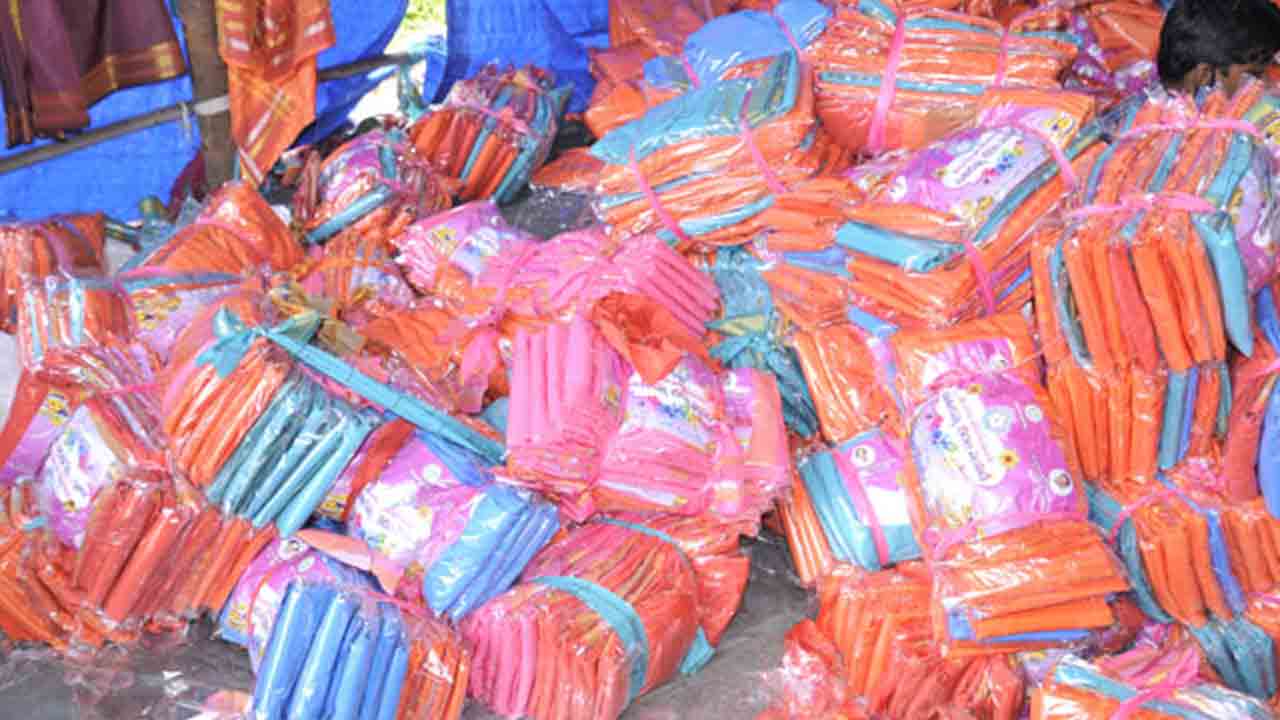 ఆడబిడ్డలకు కానుక బతుకమ్మచీరెలు