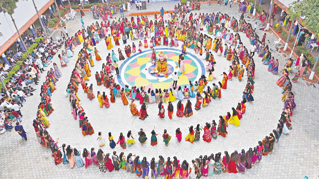 సంస్కృతి, సంప్రదాయాలకు ప్రతీక బతుకమ్మ