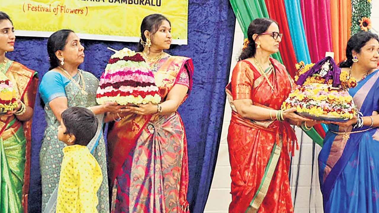 హాంకాంగ్‌లో ఘనంగా సద్దుల బతుకమ్మ