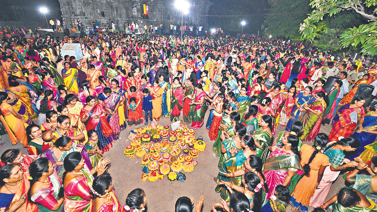 ఒక్కేసి పువ్వేసి చందమామ ..