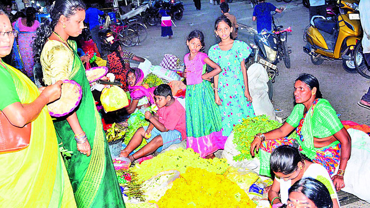 పూల జాతరకు వేళాయె..