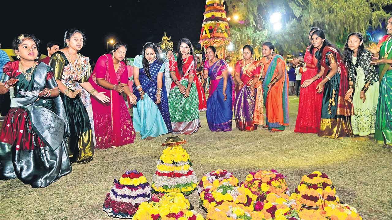 పూరంజితం.. సద్దుల బతుకమ్మ