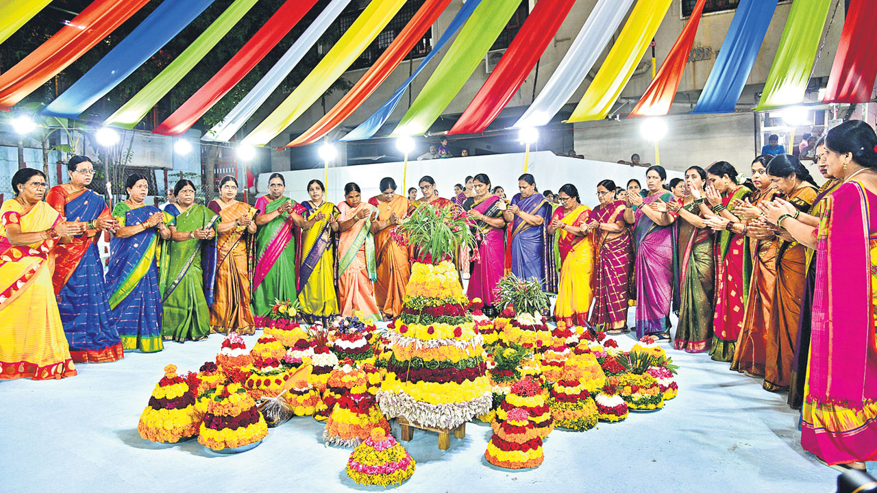 రామ రామ రామ ఉయ్యాలో… రంగధాముని చెరువు ఉయ్యాలో..