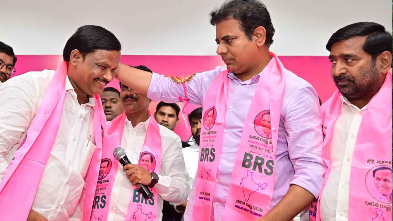 బీఆర్‌ఎస్‌లోకి చేరిన బీల్యా నాయక్‌