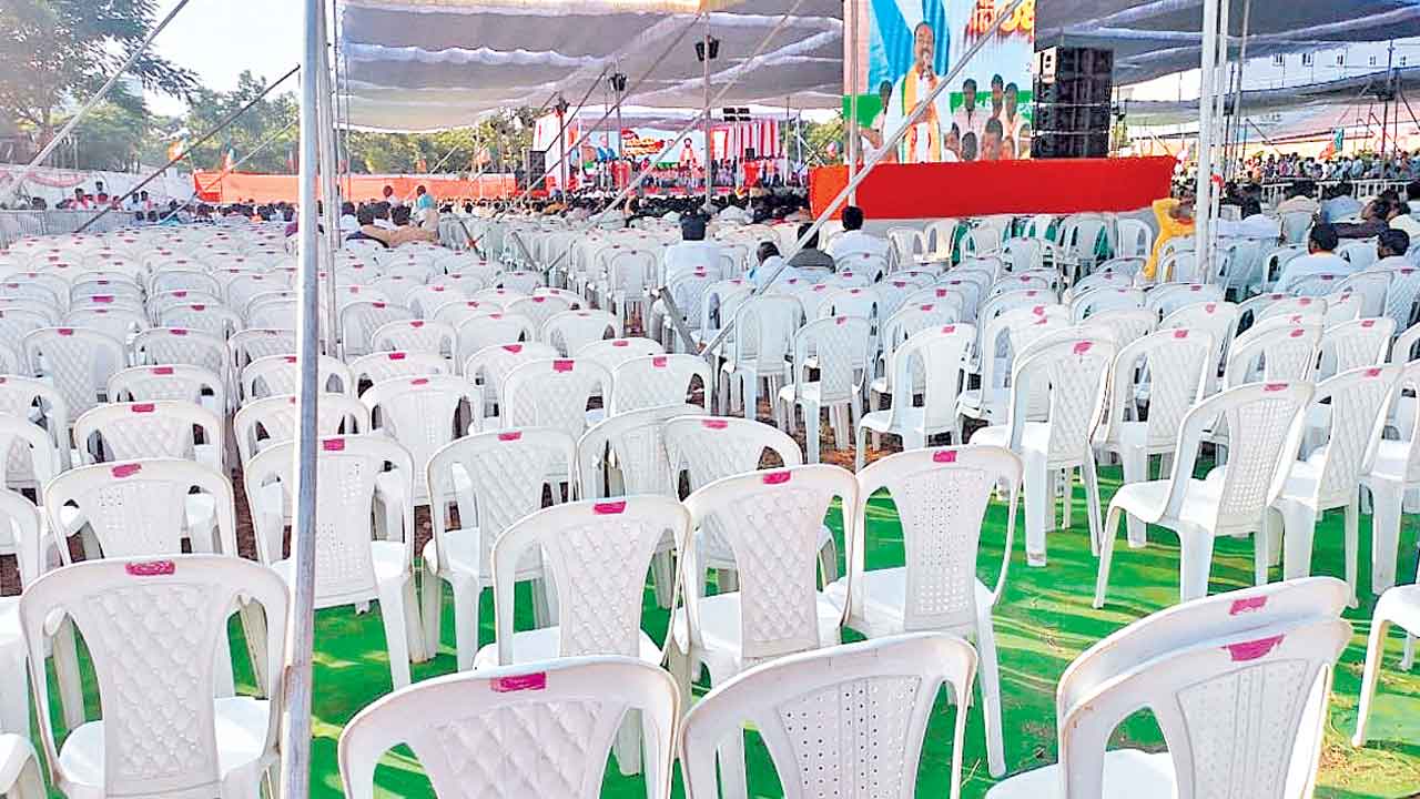 ఈటల సభ అట్టర్‌ఫ్లాప్‌ గజ్వేల్‌ బీజేపీ సభ వెలవెల