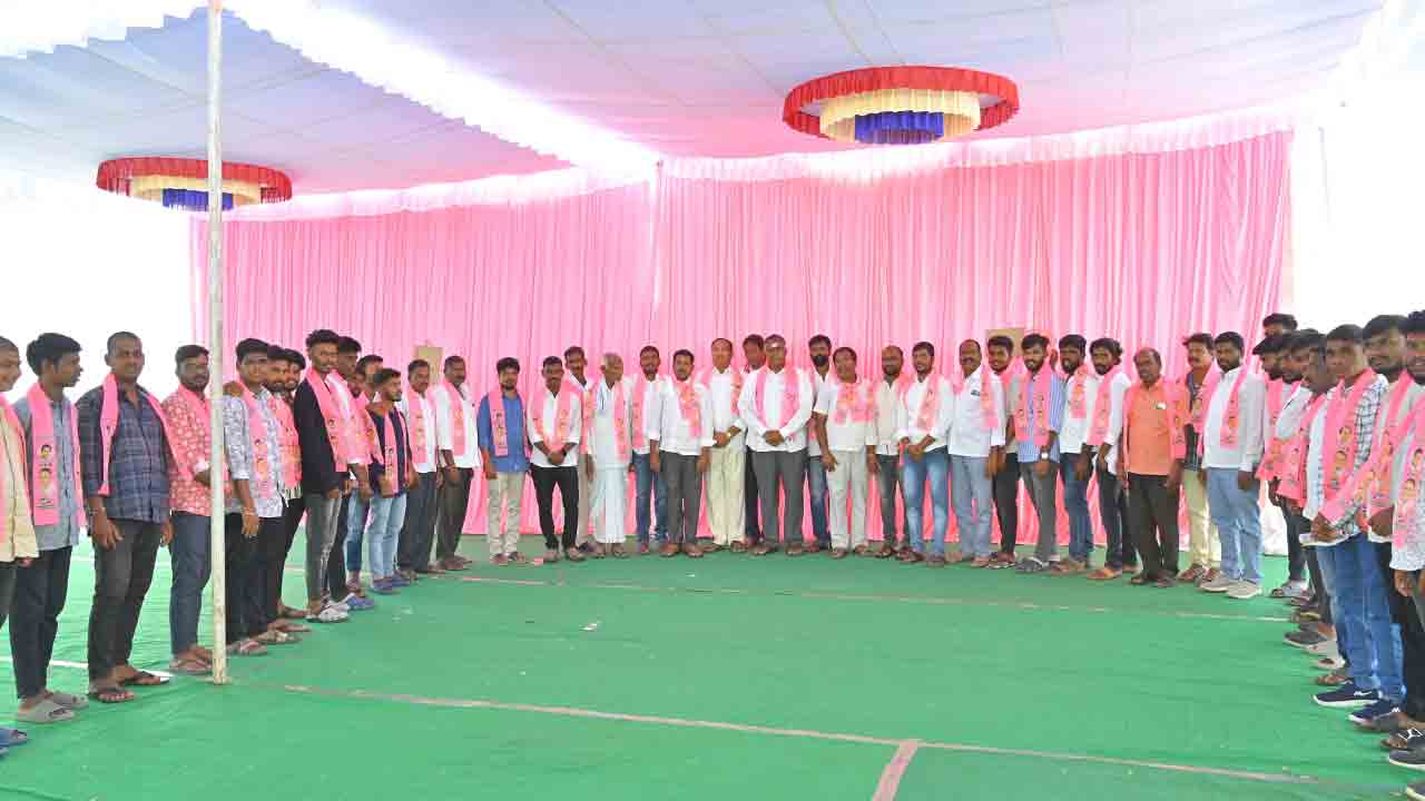 యువత హోరు.. కారు జోరు